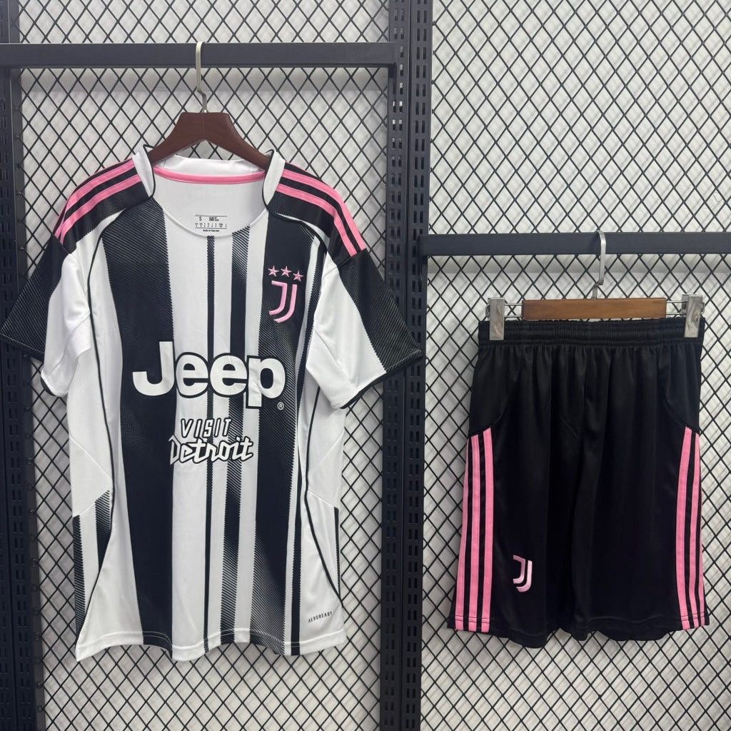 Ensemble domicile adulte Juventus 25/26, maillot Le 12 -ème Maillot, logo Juventus visible, détails du kit de football.