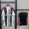 Ensemble domicile adulte Juventus 25/26, maillot Le 12 -ème Maillot, logo Juventus visible, détails du kit de football.