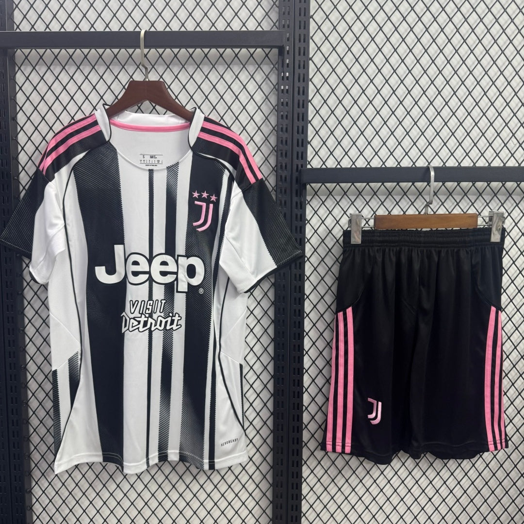 Ensemble domicile adulte Juventus 25/26, maillot Le 12 -ème Maillot, logo Juventus visible, détails du kit de football.