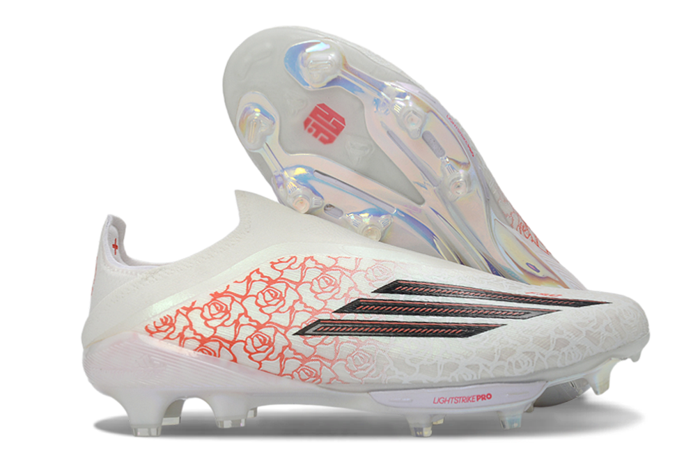 Crampons adidas F50+ de soccer, chaussures de sport avec pointes métalliques pour adhérence sur le terrain.