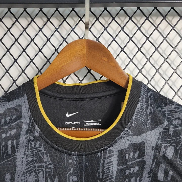Maillot FC Barcelone saison 2023-2024 édition spéciale Le 12, maillot de football avec logo et design distinctif visible en détail