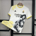 Maillot de football Real Madrid 2024-2025, Le 12-ème Maillot, devant avec logo, tissu blanc et détails bleus.