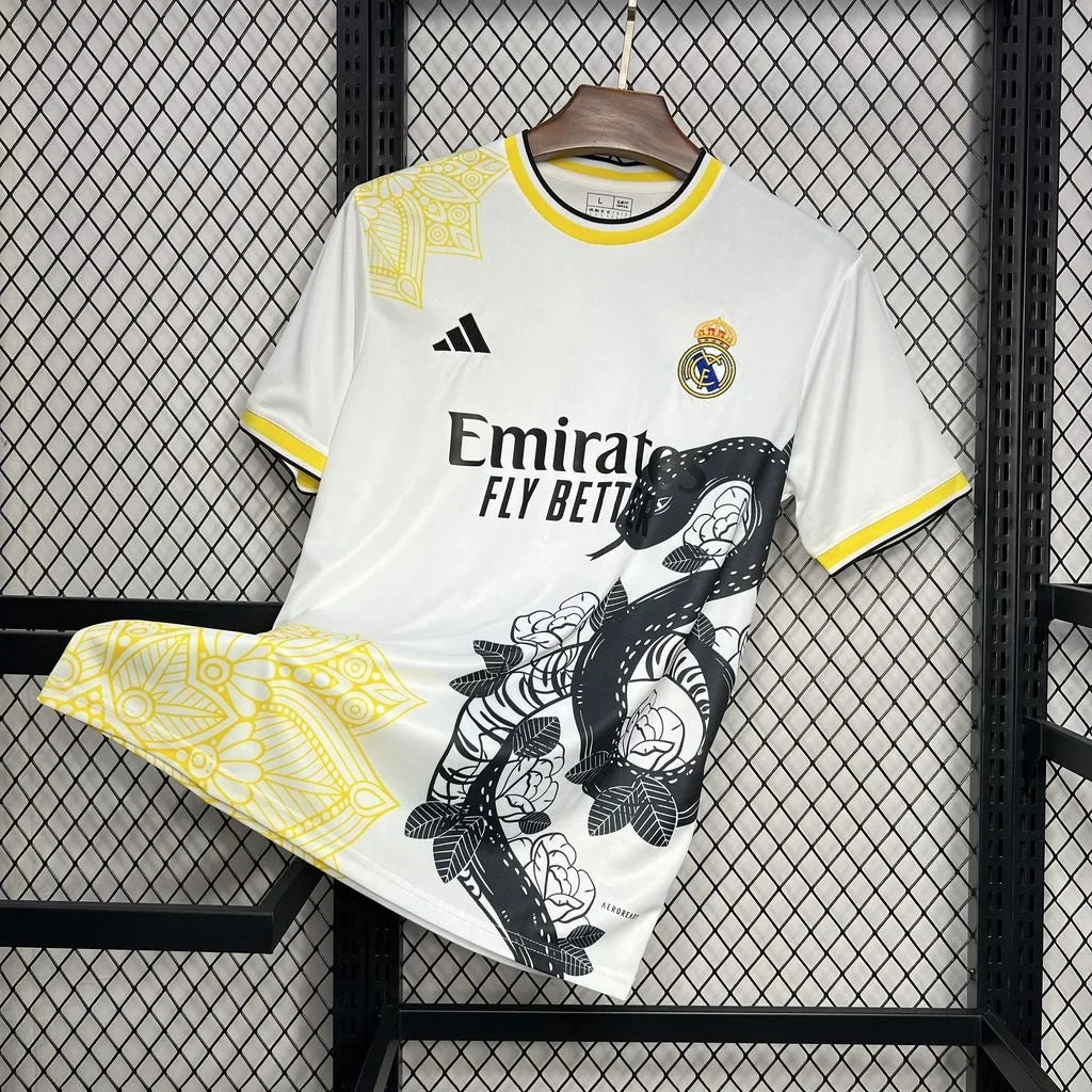 Maillot de football Real Madrid 2024-2025, Le 12-ème Maillot, devant avec logo, tissu blanc et détails bleus.