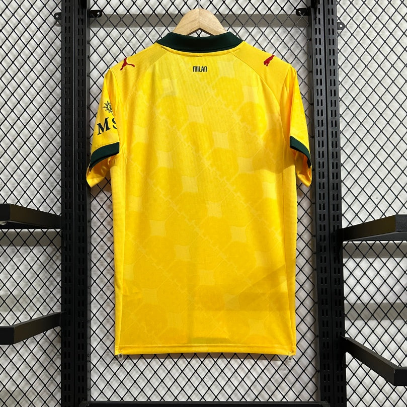 Maillot 25/26 AC Milan troisième, Le 12 -ème Maillot, vue de face avec logo et détails en rouge et noir.