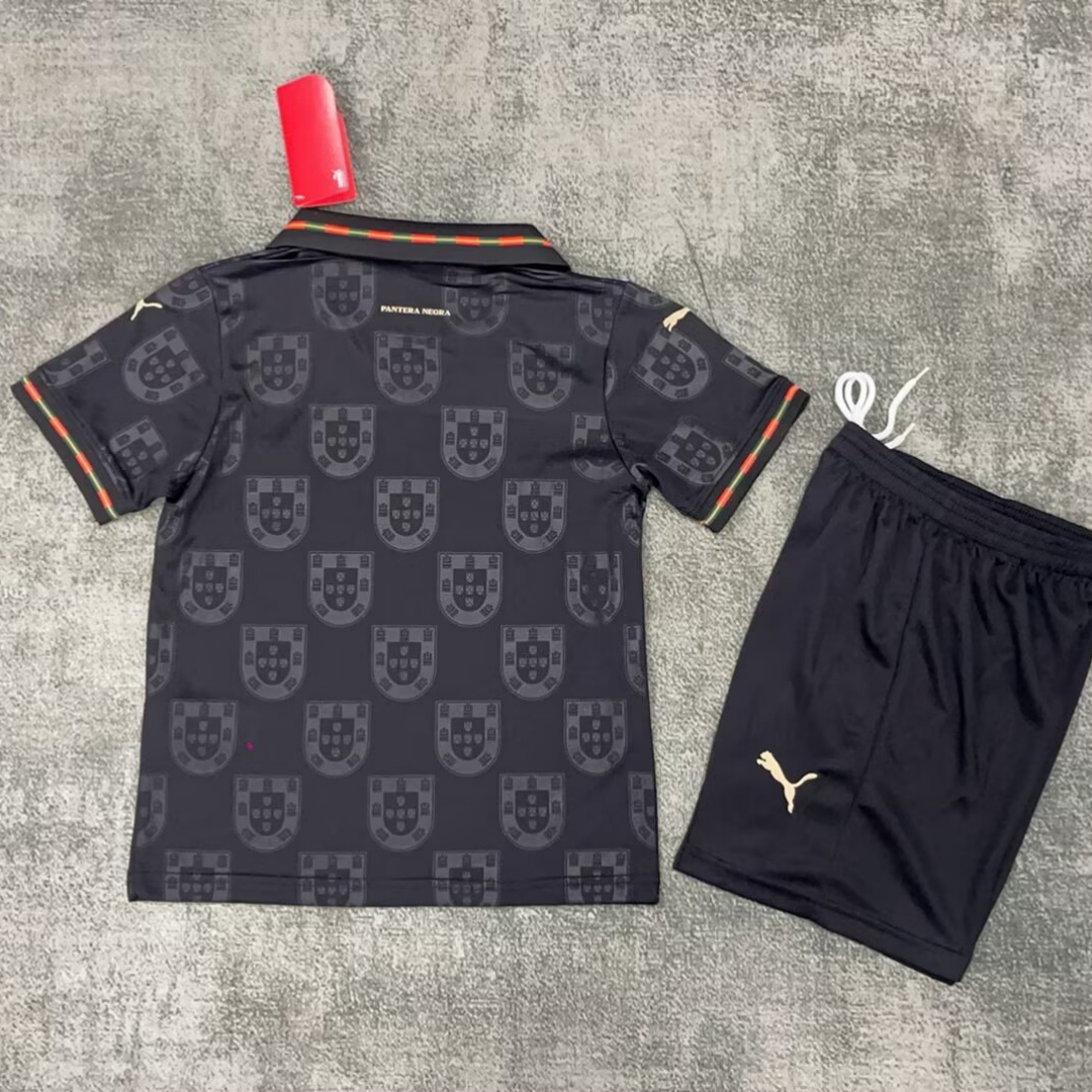 Ensemble enfant Portugal Le 12 -ème Maillot avec maillot et short, couleurs vives et design sportif pour jeunes fans.