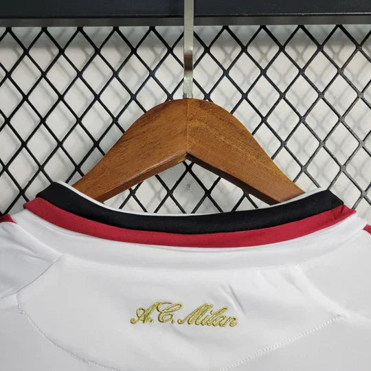 Maillot rétro Milan AC 2009-2010 Le 12-ème Maillot, maillot de football bleu avec logo et détails blancs.