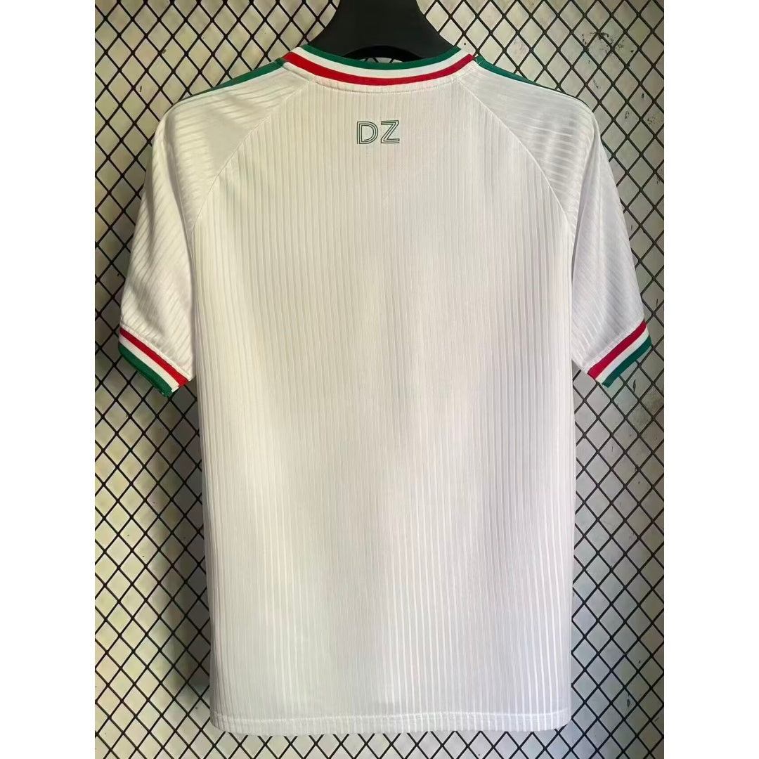 Maillot de football blanc pour enfants 25/26 Algérie Le 12-ème Maillot, intérieur avec logo et détails de design.