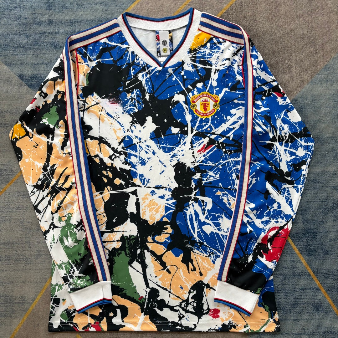 Maillot Manchester United 25/26 à manches longues, modèle spécial A, marque Le 12ème Maillot, vu en détail.