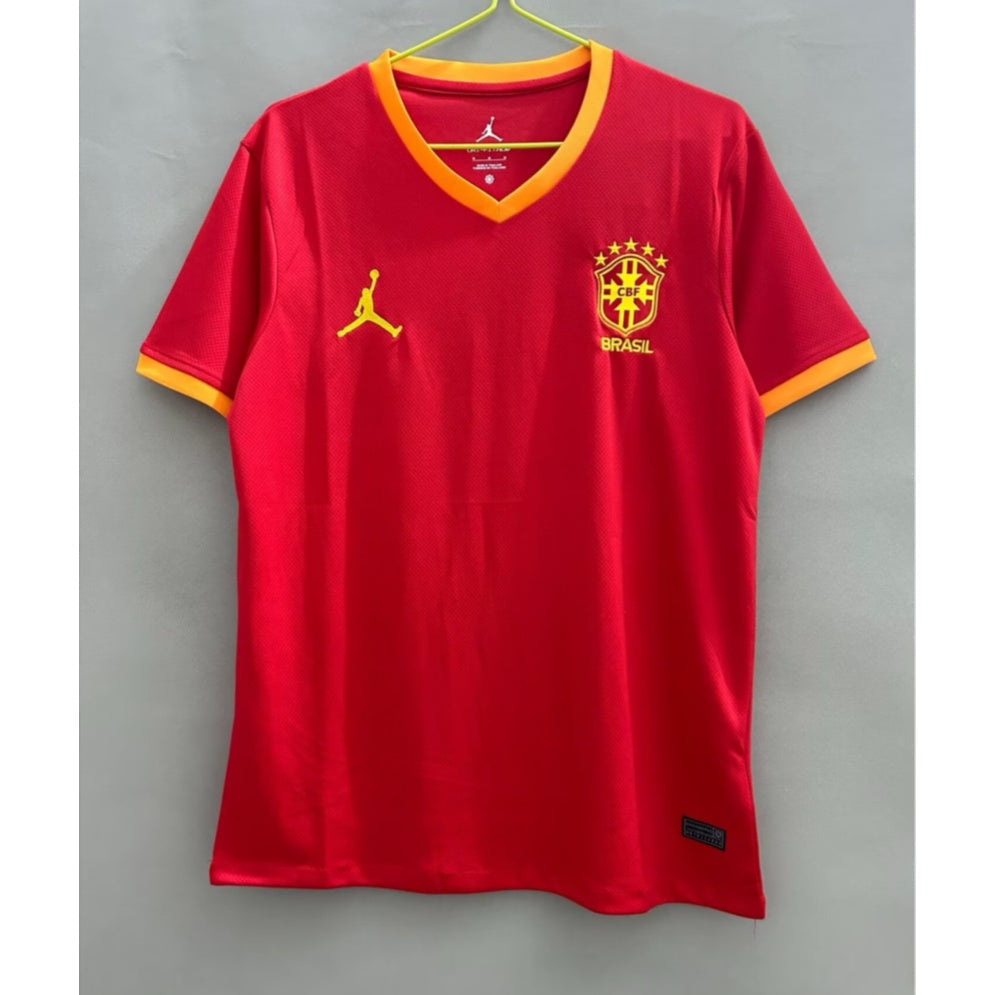 Maillot de football Brésil 25/26 Spécial rouge de la marque Le 12, vue de face avec détails du design rouge.