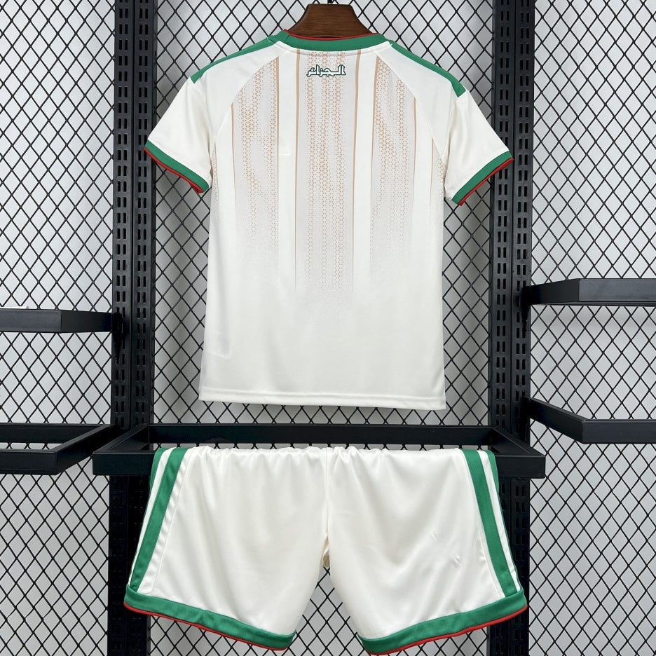 Ensemble enfant 25/26 Le 12 -ème Maillot Algérie domicile, maillot de football vert et blanc avec logo national, vue de face