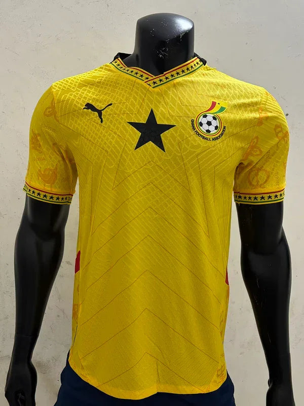 Maillot extérieur du Ghana 2025-26 de la marque Le 12 -ème Maillot, vue de face avec les couleurs traditionnelles.