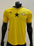 Maillot extérieur du Ghana 2025-26 de la marque Le 12 -ème Maillot, vue de face avec les couleurs traditionnelles.
