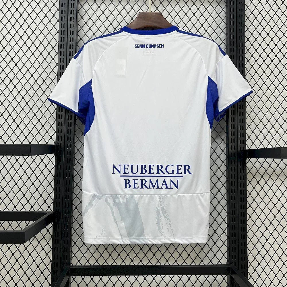 Maillot extérieur Le 12 -ème Maillot pour la saison 2025-26, design sportif avec logo et détails colorés.