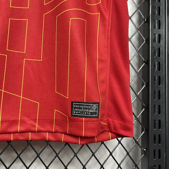 Maillot domicile Liverpool 2024/25 Le 12 -ème Maillot, maillot de football rouge avec logo et détails de l'équipe.