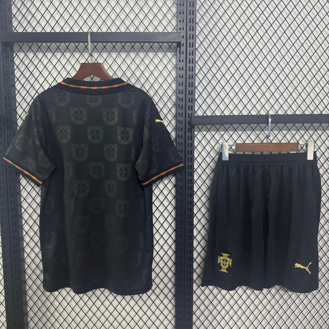 Ensemble Portugal 25/26 ans pour adulte, maillot blanc avec logo de Le 12 -ème Maillot, vue de face.