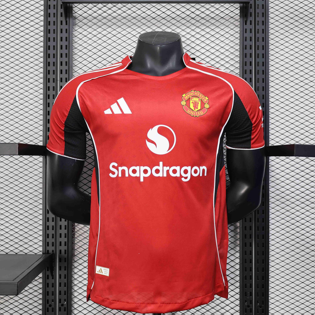 Maillot Manchester United 2025-26 Le 12 -ème Maillot, maillot de football avec logo et design officiel visible.