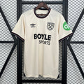 Maillot extérieur 25/26 West Ham Le 12 -ème Maillot, maillot de football avec logo de West Ham en détail sur fond blanc