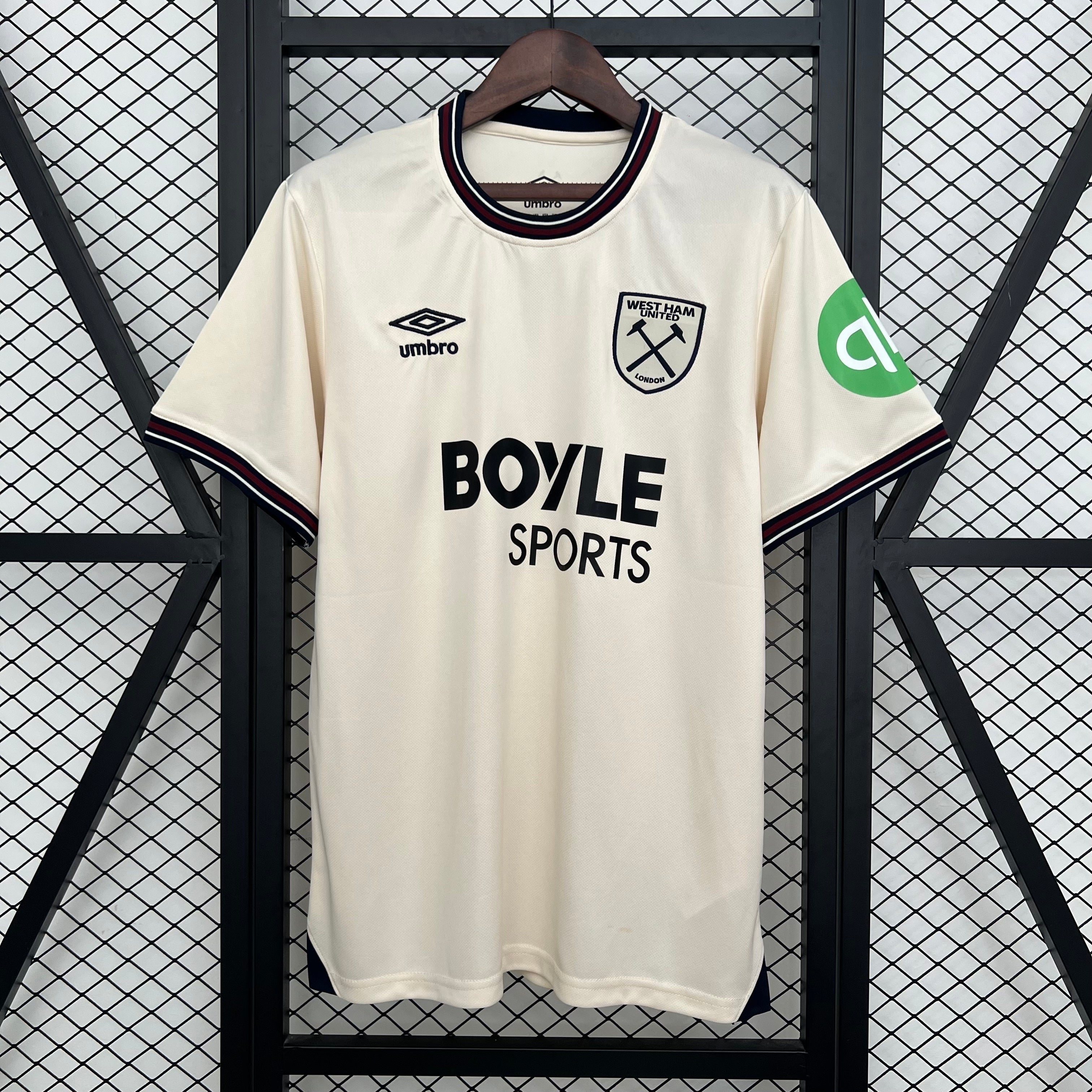 Maillot extérieur 25/26 West Ham Le 12 -ème Maillot, maillot de football avec logo de West Ham en détail sur fond blanc
