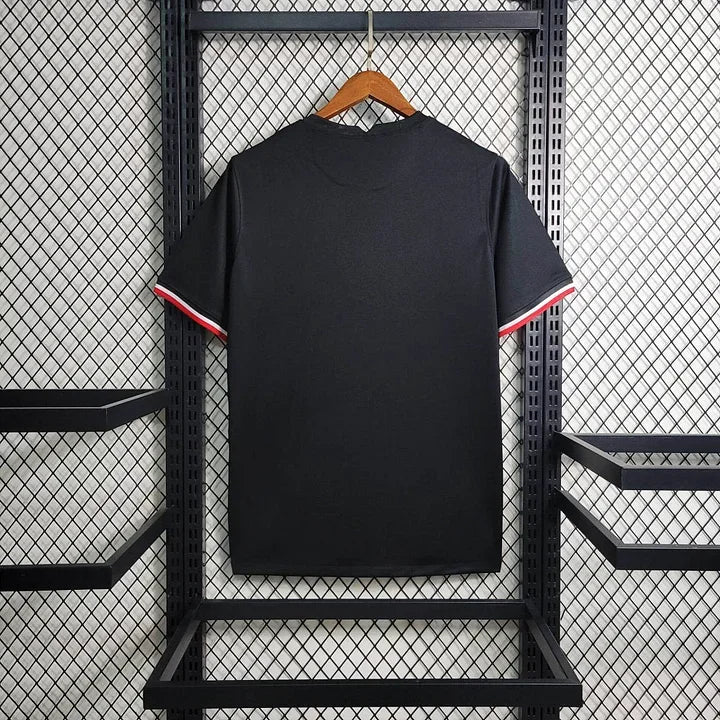 Maillot de football Angleterre 2024-2025 Le 12 -ème avec logo Burbery, design moderne, vue de face sur fond blanc.