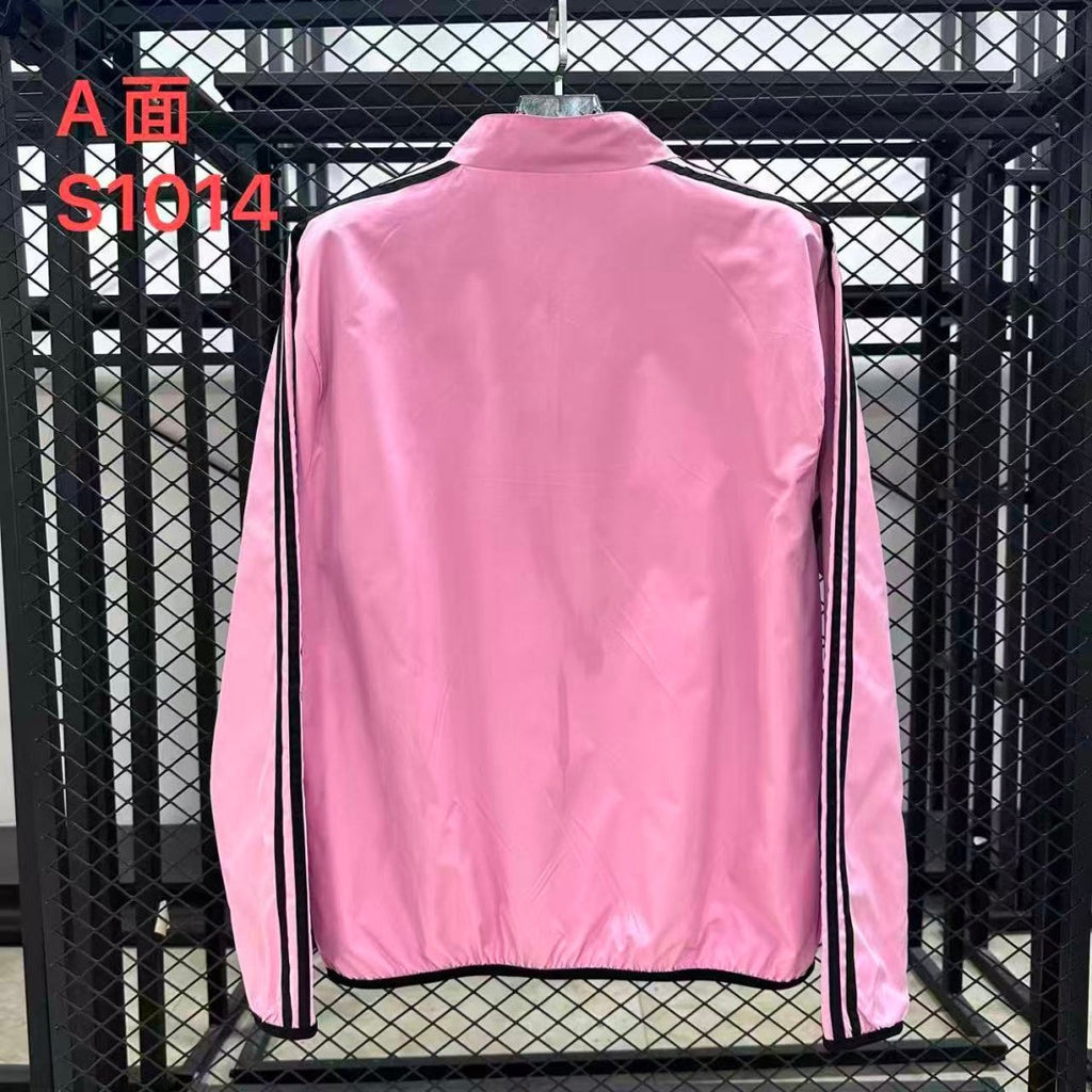 Veste coupe-vent réversible Inter Miami Le 12 -ème Maillot, tissu léger et coloré, montrant les deux côtés de la veste.