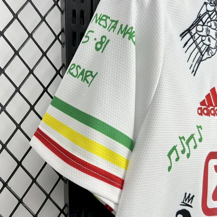 Maillot de football Ajax Amsterdam Bob Marley 2025-2026, marque Le 12-ème Maillot, vue de face avec logo et motifs colorés