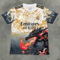 Maillot 24/25 de Real Madrid Le 12 -ème Maillot, style dragon, en tissu blanc avec détails rouges et noirs.
