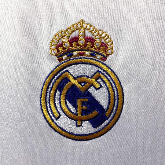 Maillot domicile du Real Madrid 2022-2023 par Le 12-ème, vue frontale avec logo du club et détails du design blanc et bleu