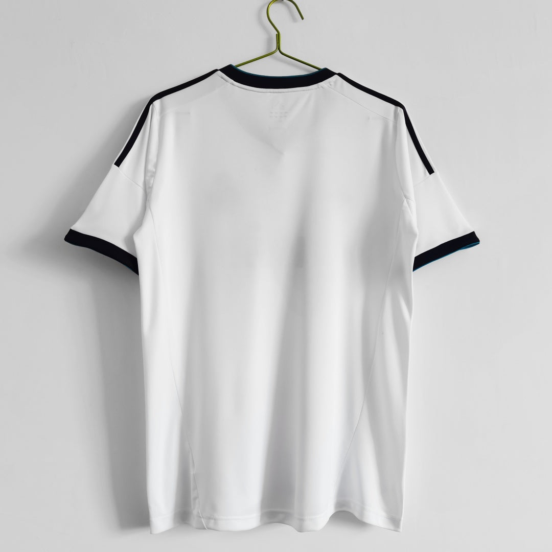 Maillot rétro domicile Real Madrid 2012-2013, Le 12-ème Maillot, vue de face avec logo et détails traditionnels.
