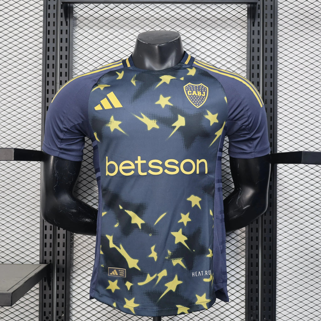 Maillot Boca Juniors 2025-2026 Le 12 -ème Maillot, maillot de football bleu et jaune avec le logo du club visible.