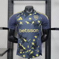 Maillot Boca Juniors 2025-2026 Le 12 -ème Maillot, maillot de football bleu et jaune avec le logo du club visible.