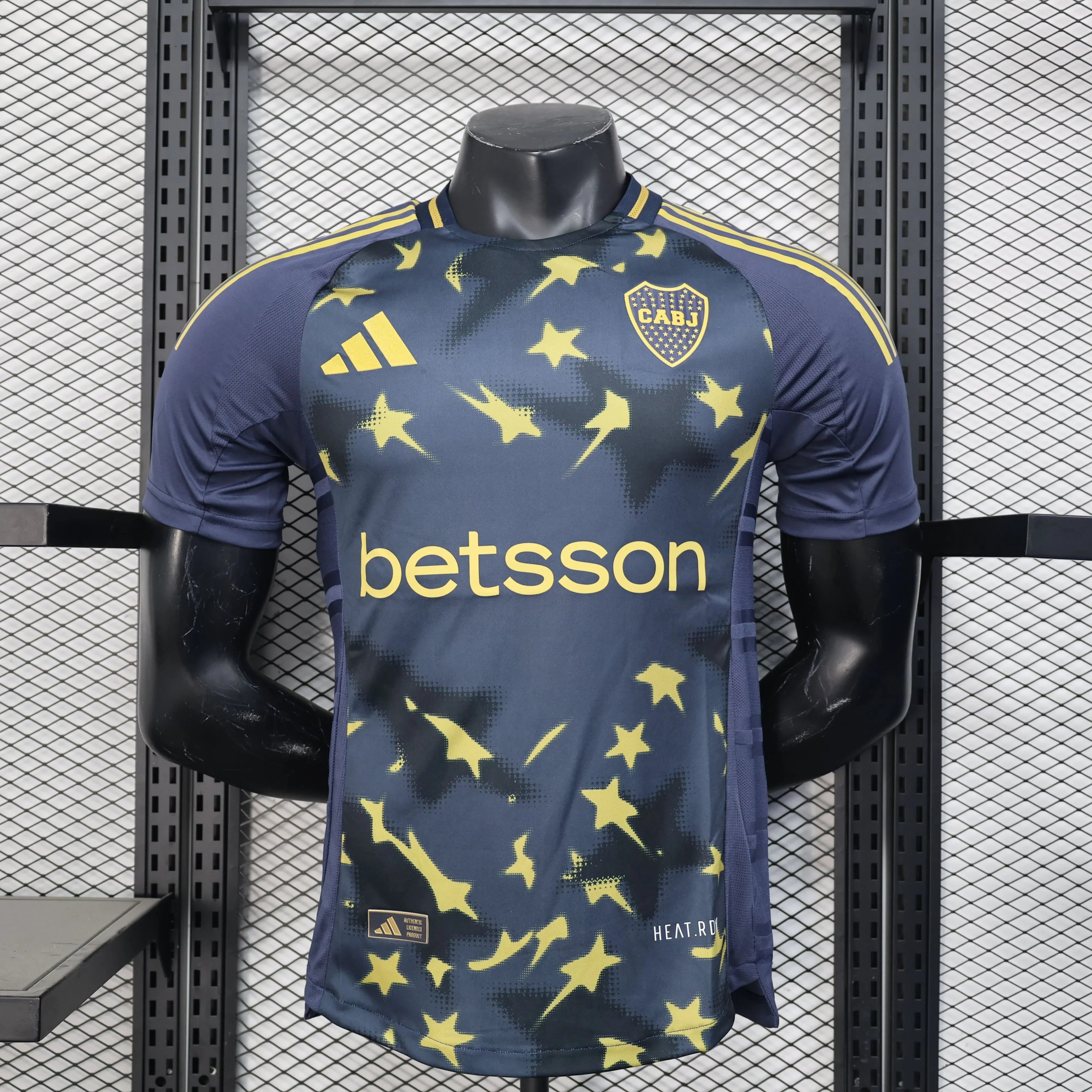 Maillot Boca Juniors 2025-2026 Le 12 -ème Maillot, maillot de football bleu et jaune avec le logo du club visible.