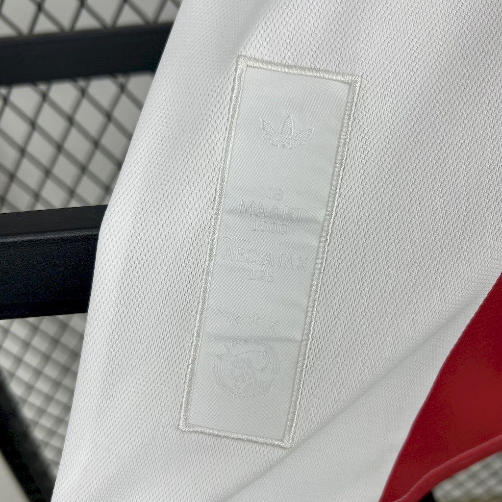 Maillot Ajax à manches longues 2025-26 par Le 12 -ème Maillot, design concept, détails du tissu et logo de l'équipe.