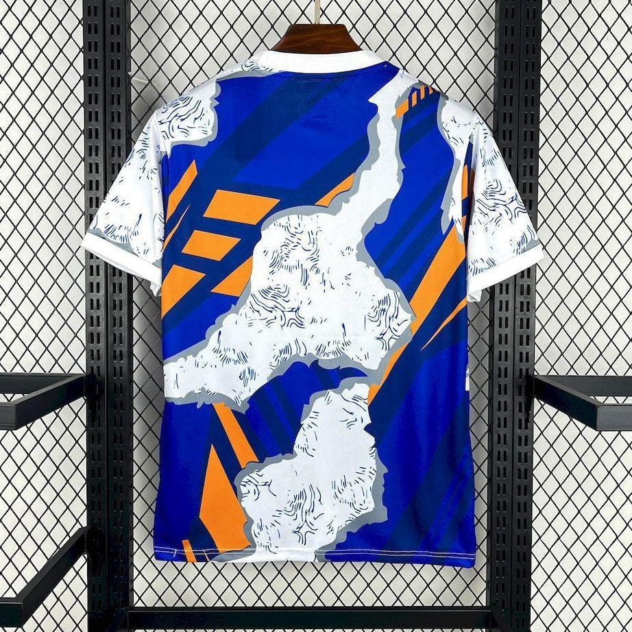 Maillot d'entraînement Real Madrid Le 12-ème, taille 25/26, en tissu léger avec logo et détails du club.