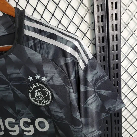 Maillot de football Ajax saison 2023-2024, édition third noir, par Le 12 -ème Maillot, vue de face avec logo et détails.