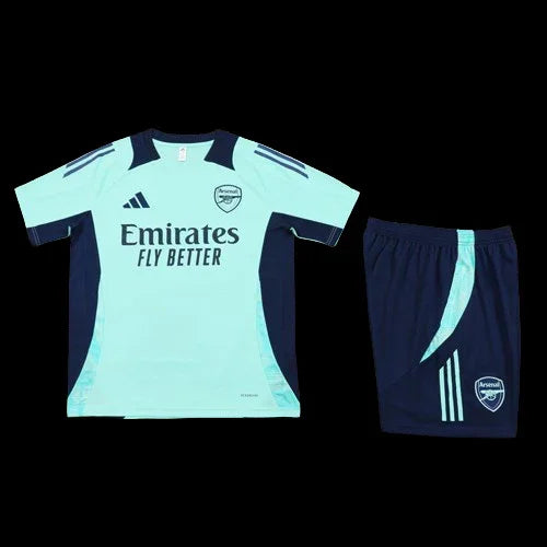 Ensemble Arsenal de Le 12 -ème Maillot, maillot et short de football, logo officiel, vue de face sur fond blanc.