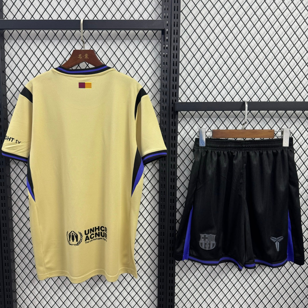 Ensemble de football extérieur Le 12 -ème Maillot Barcelone 25/26 pour adulte, maillot et shorts assortis, vue de face.