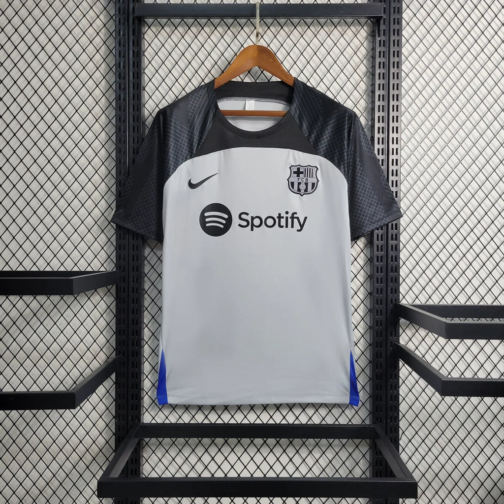 Maillot d'entraînement FC Barcelone 2023-2024 Le 12 avec logo et détails en bleu et grenat, vue frontale.