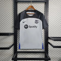 Maillot d'entraînement FC Barcelone 2023-2024 Le 12 avec logo et détails en bleu et grenat, vue frontale.