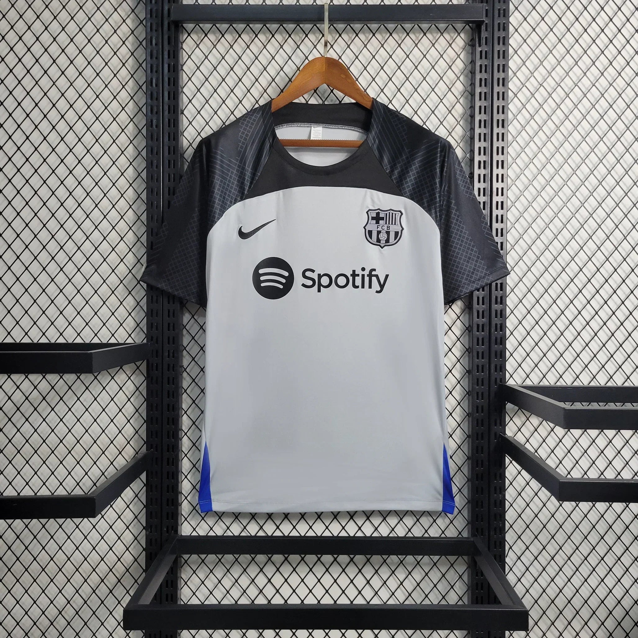 Maillot d'entraînement FC Barcelone 2023-2024 Le 12 avec logo et détails en bleu et grenat, vue frontale.