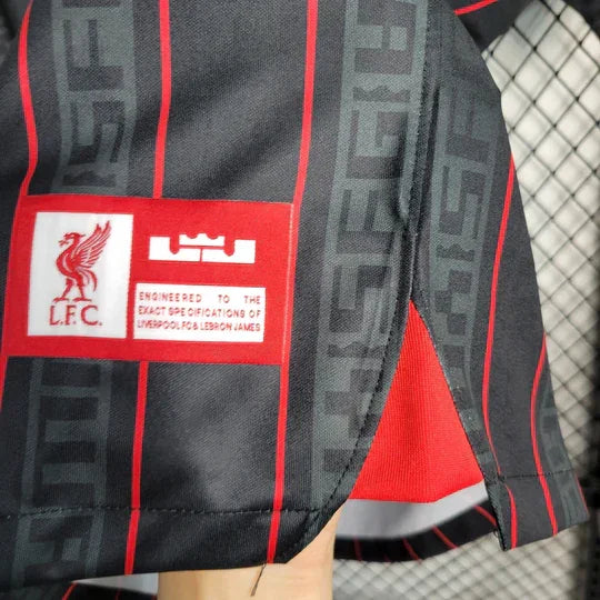 Maillot Liverpool LeBron James 2023, maillot de football de la marque Le 12ème, avec logo et détails du joueur.
