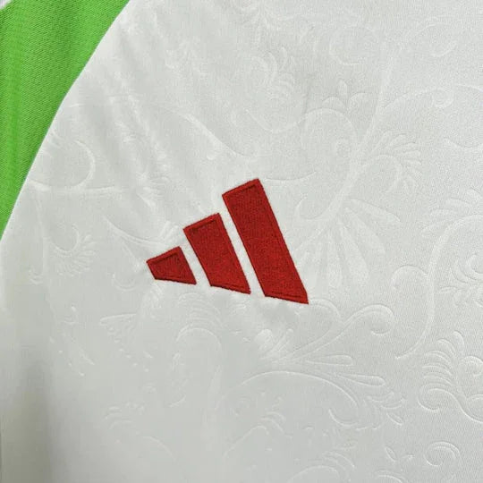 Maillot domicile de l'Algérie 2024/25 par Le 12 -ème Maillot, vue du front avec les détails du design vert et blanc.