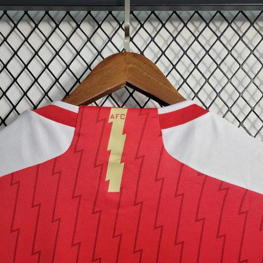 Maillot domicile Arsenal saison 2023-2024 Le 12 -ème Maillot, devant, avec logo et design rouge et blanc.