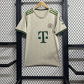 Maillot Bayern Munich Oktoberfest 25/26 de Le 12 -ème Maillot, maillot de football avec logo et design festif, vue frontale.