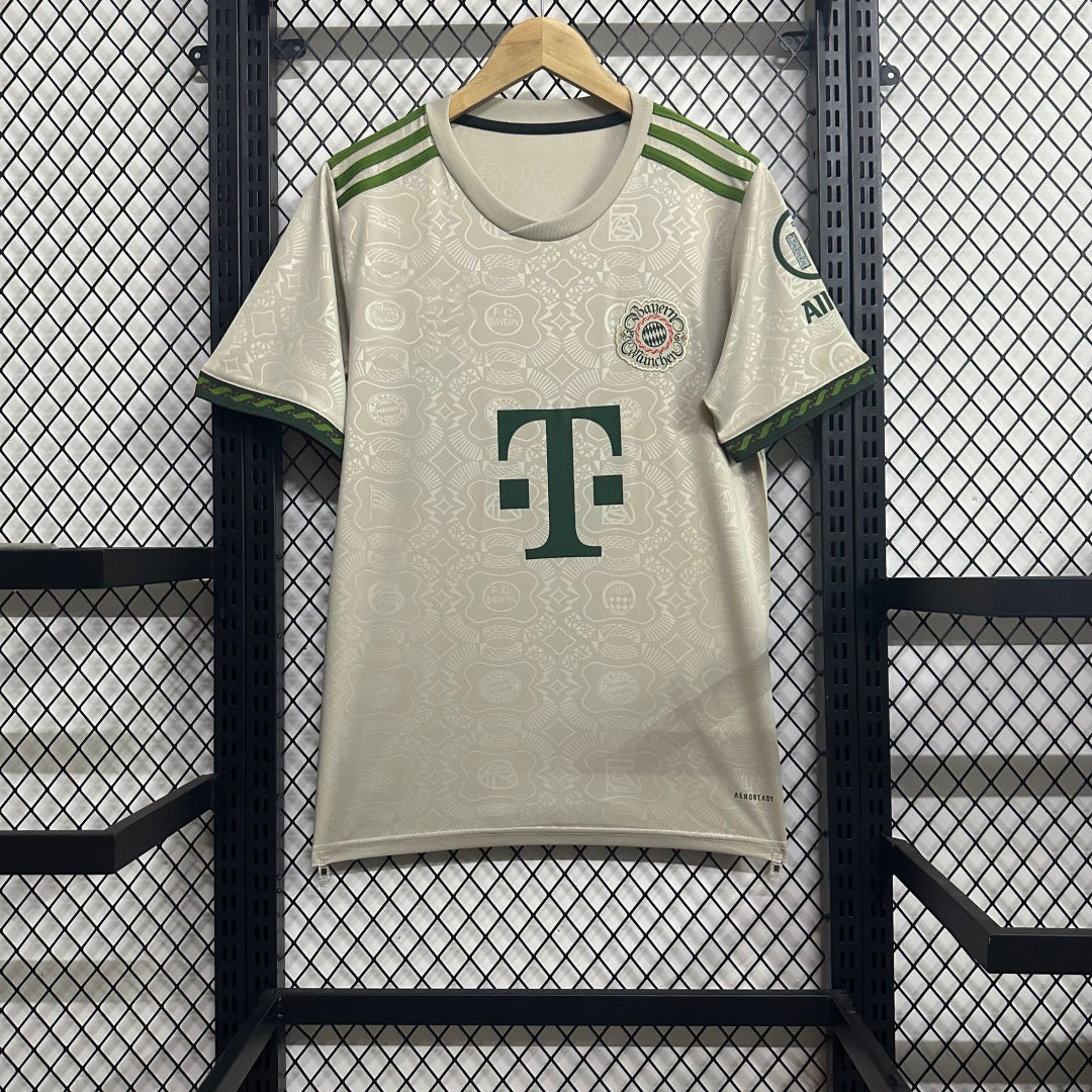 Maillot Bayern Munich Oktoberfest 25/26 de Le 12 -ème Maillot, maillot de football avec logo et design festif, vue frontale.