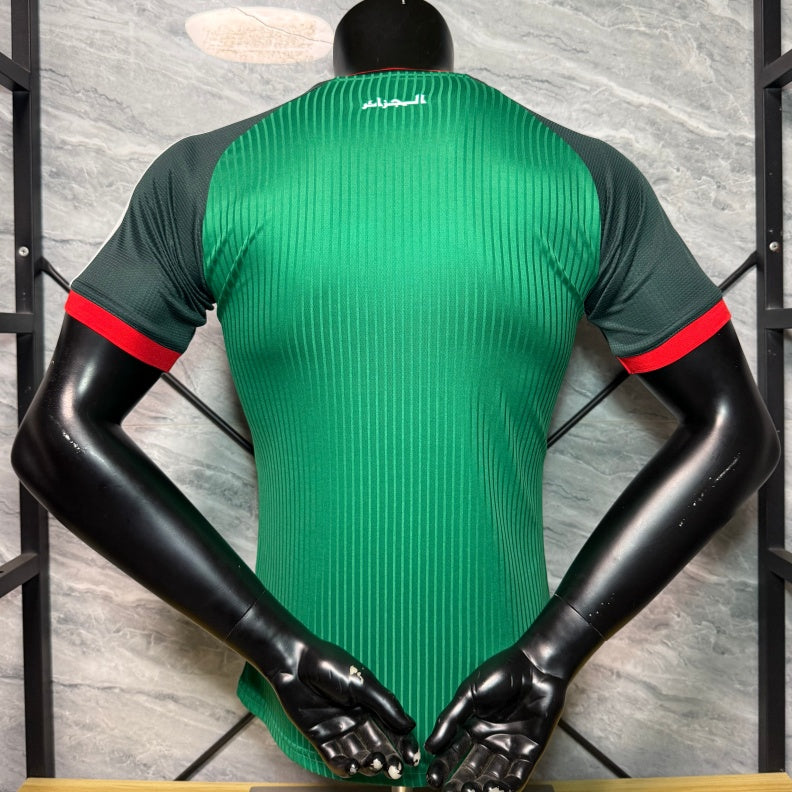 Maillot extérieur 25/26 de l'équipe Algérie Le 12, maillot de football avec couleurs vertes et blanches, vue de face.