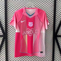 Maillot FC Barcelone rose pour enfants 25/26 ans, de la marque Le 12 -ème Maillot, affichant le logo du club sur le devant.