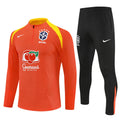 Ensemble de football Le 12 -ème Maillot Brésil 25/26 en orange, vue frontale, tissu léger et logo visible.