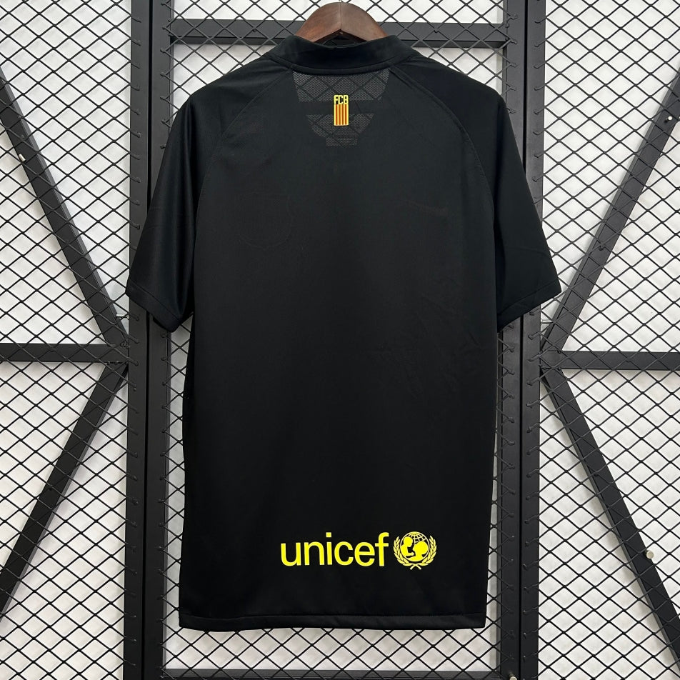 Maillot extérieur rétro du FC Barcelone 2011-2012, marque Le 12-ème Maillot, vue de face, détails du maillot bleu et grenat.