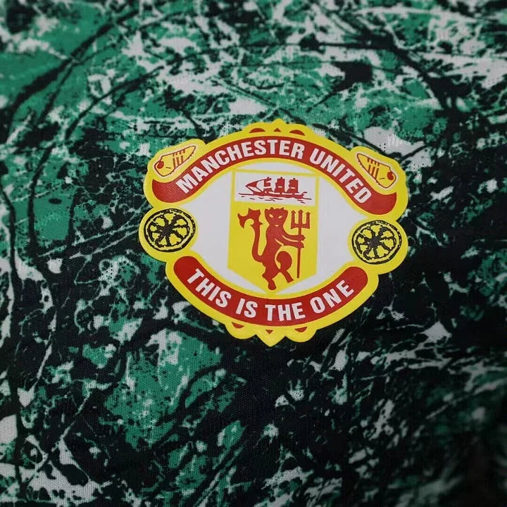 Maillot Manchester United foot 2024-2025 de la marque Le 12 -ème Maillot, vue de face avec logo et détails du maillot.