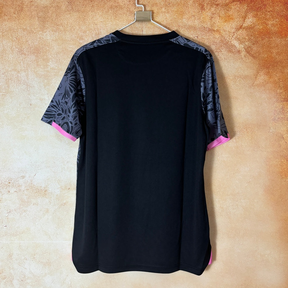 Maillot de football FC 24/25 Filastin Le 12 en noir, design spécial, porté par un mannequin, vue de face.